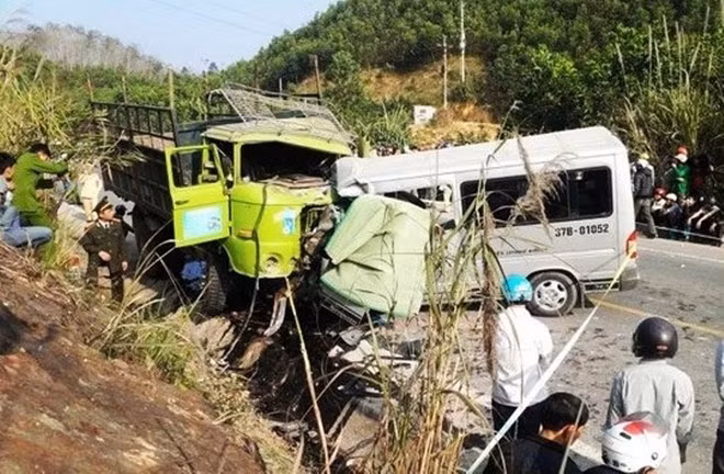 Nguyên nhân ban đầu được xác định là do chiếc xe 16 chỗ ngồi mang biển số 37B-010.52 (do ông Võ Đức Vinh, ngụ tại xã Khai Sơn, huyện Anh Sơn, Nghệ An) điều khiển lưu thông theo hướng Nghệ An - Thanh Hóa, khi chạy đến địa điểm trên đã bị nổ lốp lao sang đường ngược chiều tông trực diện vào chiếc xe tải mang BKS 29H-7506 (do ông Lại Văn Cần, 53 tuổi, ngụ tại xã Minh Thọ, huyện Nông Cống, tỉnh Thanh Hóa) điều khiển.