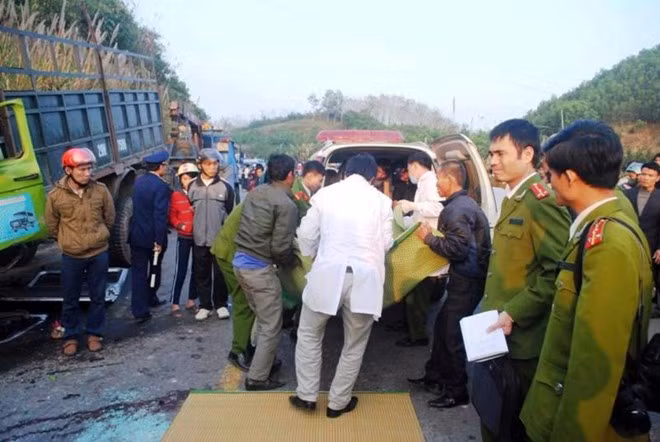 Lực lượng cứu hộ nhanh chóng có mặt ở hiện trường và đưa nạn nhân đi cấp cứu.