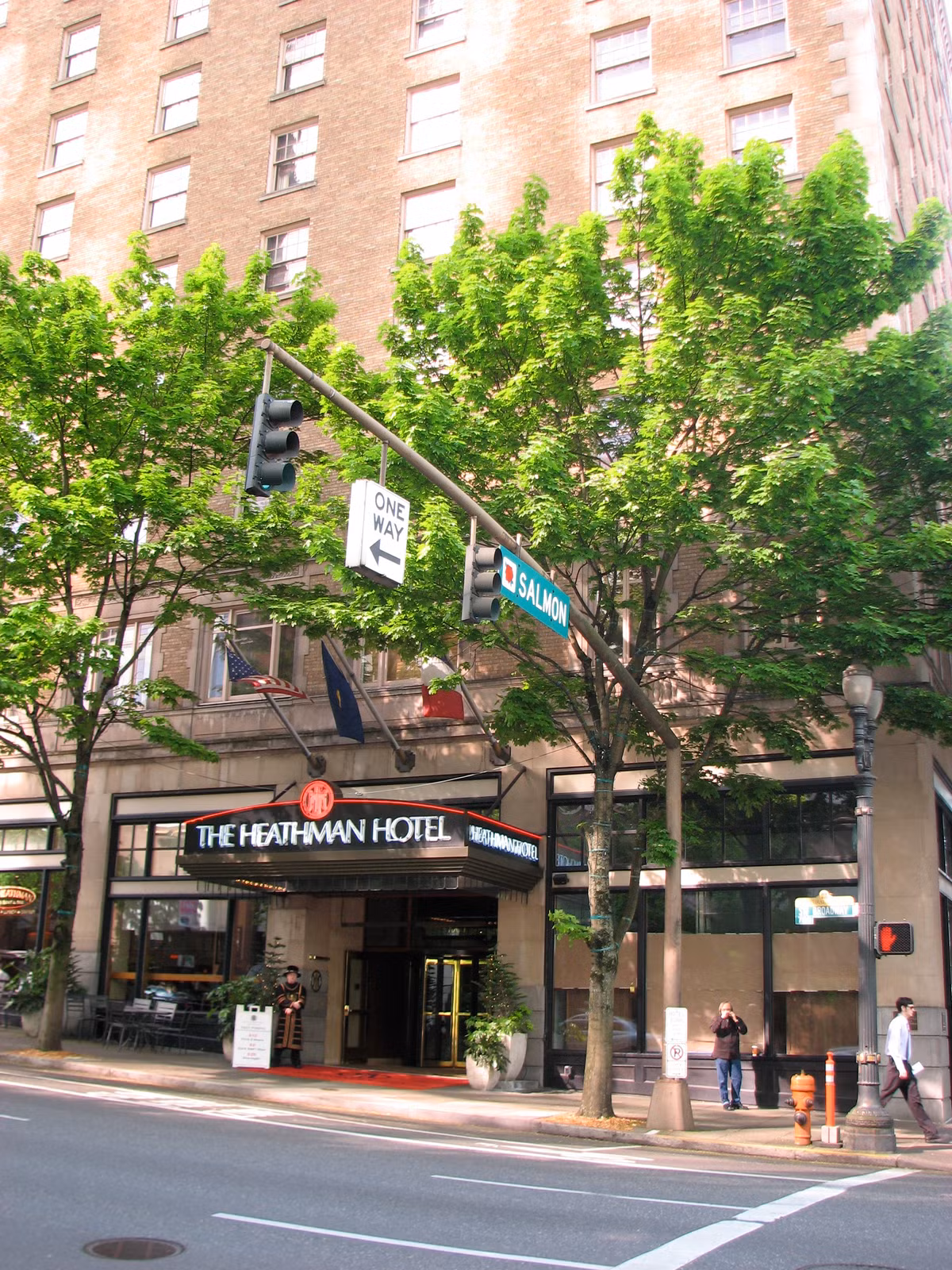 Khách sạn Heathman, Mỹ: Ba căn phòng tại Heathman ở Portland, Oregon được liệt vào danh sách những căn phòng khách sạn ám ảnh nhất. Khách thường xuyên phàn nàn rằng luôn có những tiếng ồn và nhiệt độ phòng thay đổi bất thường không thể giải thích được.