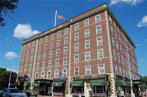 Khách sạn Hawthorne ở Salem, Massachusetts (Mỹ) là một trong những địa điểm nổi tiếng từng đón tiếp cựu Tổng thống Mỹ Geogre Bush và phu nhân tới nghỉ. Tuy nhiên, khách sạn này cũng thường xuyên xuất hiện những điều bất thường như nước không chảy ở vòi, đèn tự nhiên bật sáng. Người ta đồn rằng có hồn ma của một phụ nữ hay đi lang thang bên ngoài hành lang phòng 612.