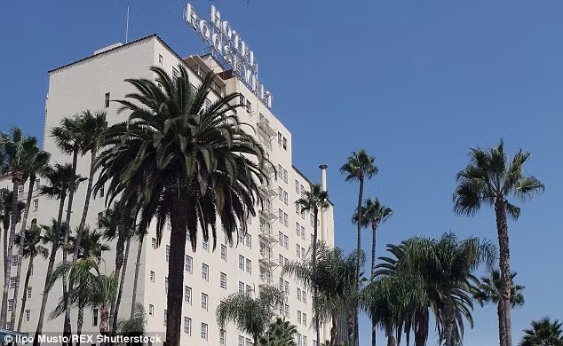 Hollywood Roosevelt, Mỹ: Khách sạn này đăng cai tổ chức lễ trao giải Oscar đầu tiên vào năm 1929. Khách và nhân viên khách sạn này đã báo cáo rằng nhìn thấy một người phụ nữ tóc vàng "lởn vởn" bên bể bơi khách sạn.