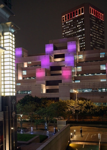 Grand Hyatt, Đài Loan: Khách sạn sang trọng này đã được xây dựng tại địa điểm từng là một nhà tù chính trị thời chiến trước đây và được cho là bị ám ảnh bởi những bóng ma của một số tù nhân bị xử tử. Khách sạn Grand Hyatt đã phải đặt một bộ kinh Trung Quốc và các vật thiêng liêng khác để yểm giữ các bóng ma khi chúng lang thang khắp hành lang.