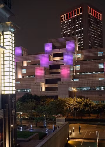 Grand Hyatt, Đài Loan: Khách sạn sang trọng này đã được xây dựng tại địa điểm từng là một nhà tù chính trị thời chiến trước đây và được cho là bị ám ảnh bởi những bóng ma của một số tù nhân bị xử tử. Khách sạn Grand Hyatt đã phải đặt một bộ kinh Trung Quốc và các vật thiêng liêng khác để yểm giữ các bóng ma khi chúng lang thang khắp hành lang.