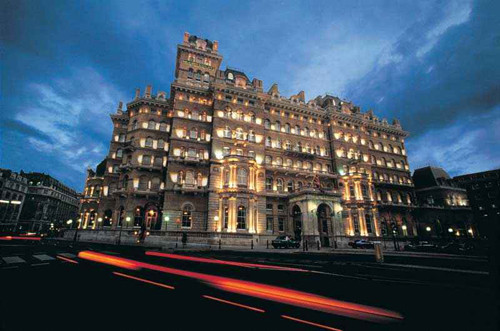 Khách sạn Langham, London, Anh: Khách sạn cao cấp này từng là nơi trú chân của những nhân vật nổi tiếng thế giới như Oscar Wilde hay Mark Twain. Bên cạnh danh tiếng đáng tự hào của nó, Langham cũng phải đối mặt với những tin đồn ma quái. Một trong những căn phòng bị ám nặng nhất ở đây là phòng số 333.