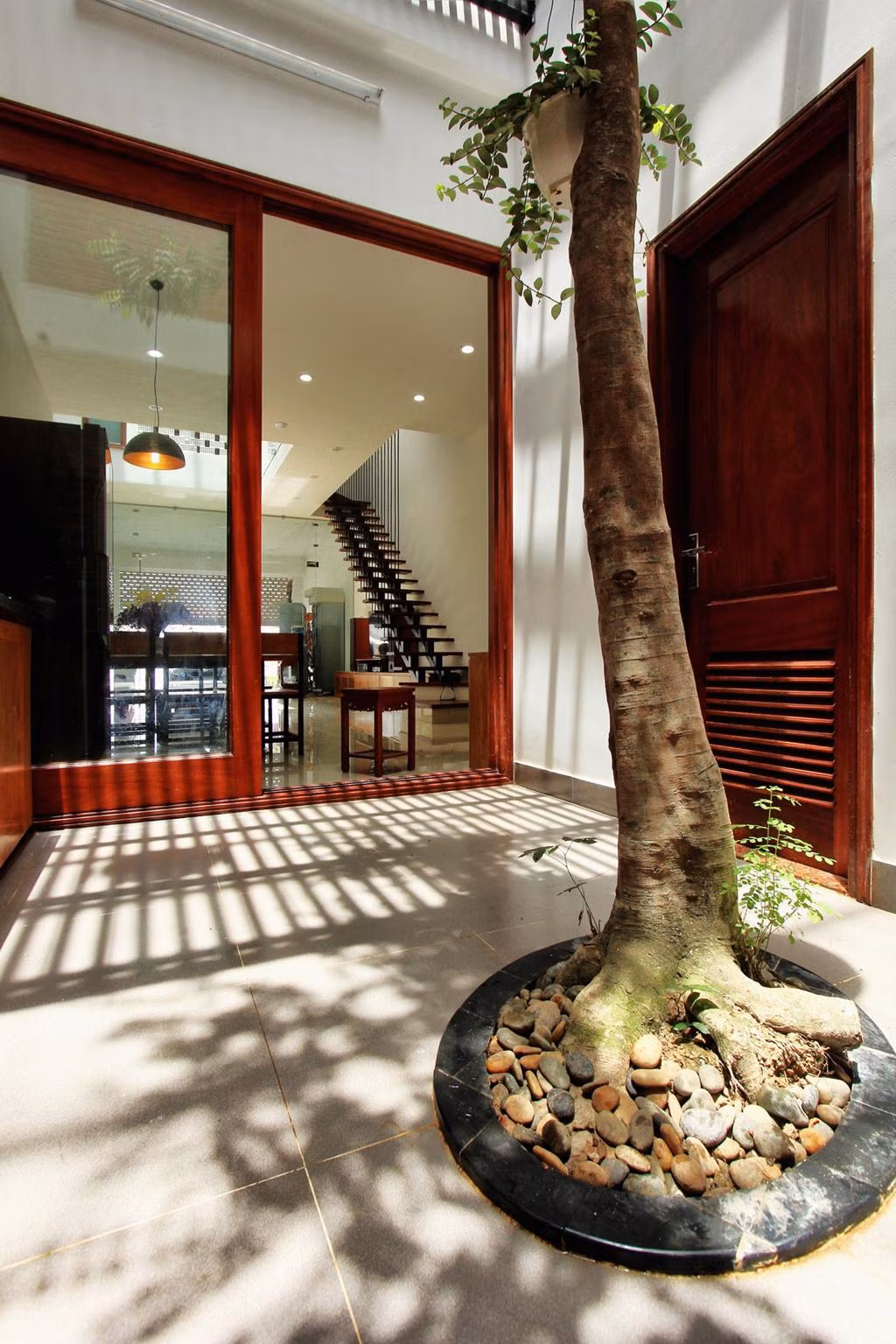 Cây xanh được trồng xen kẽ trong không gian ngôi nhà.