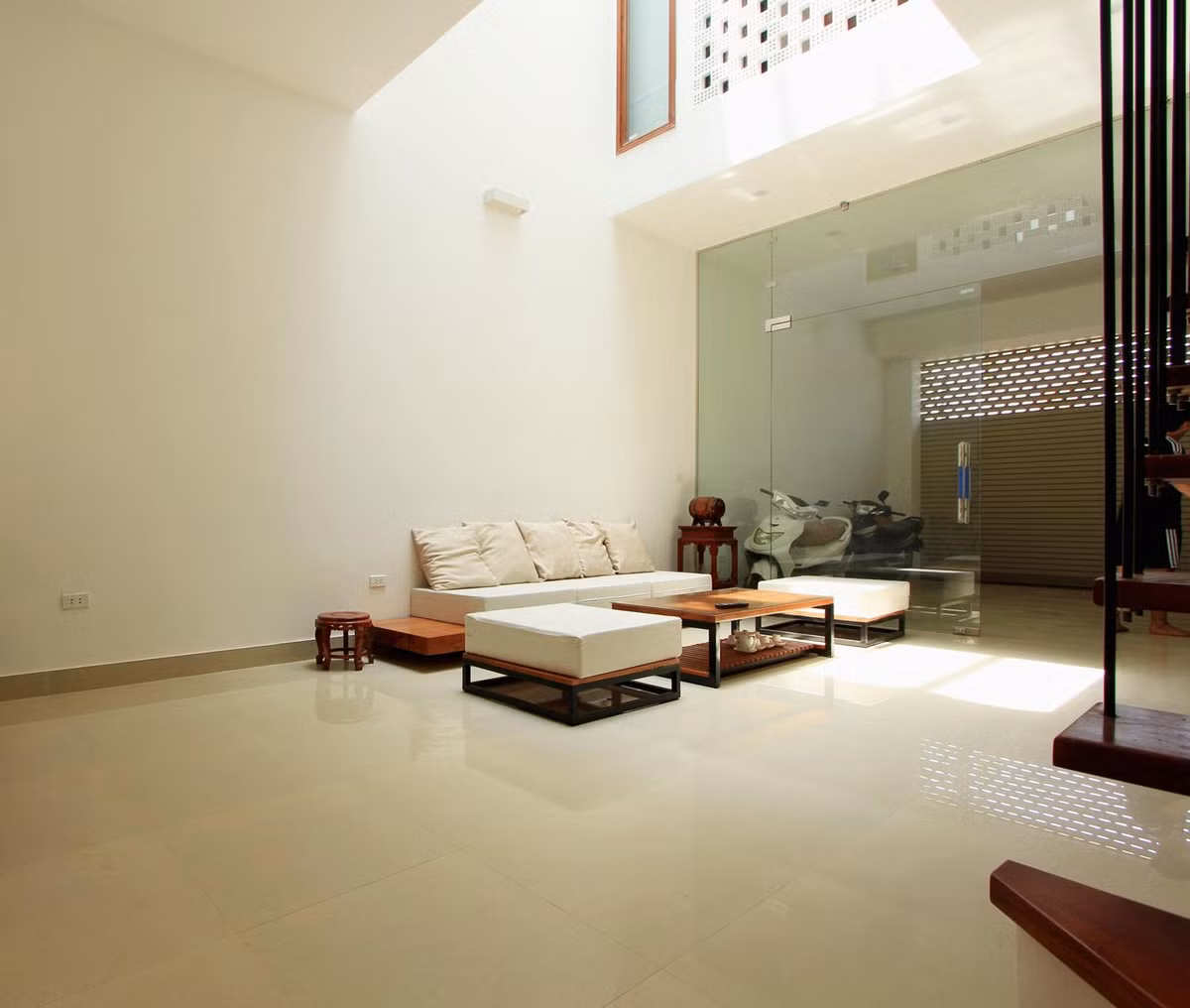 Các kiến trúc sư đã thiết kế ngôi nhà nhằm đạt được 3 yếu tố chủ đạo: ánh sáng tự nhiên, thông gió và không gian mở bên trong.