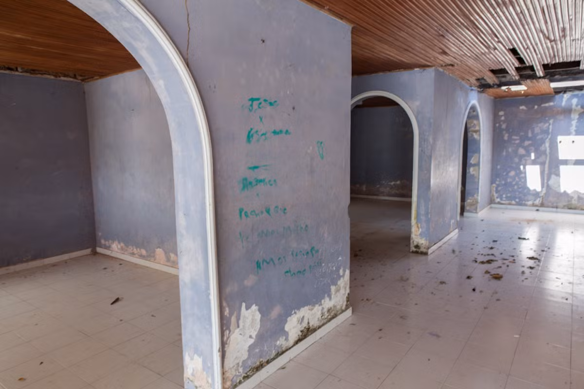 Trong khi nhiều chỗ đã tan hoang, các bức tường và sàn gạch của một số phòng vẫn còn nguyên vẹn.