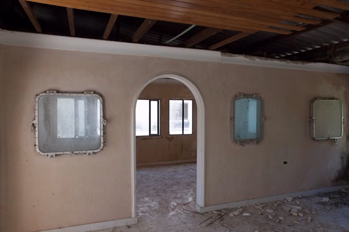 Các cửa sổ trong biệt thự dường như vẫn còn khá chắc chắn.