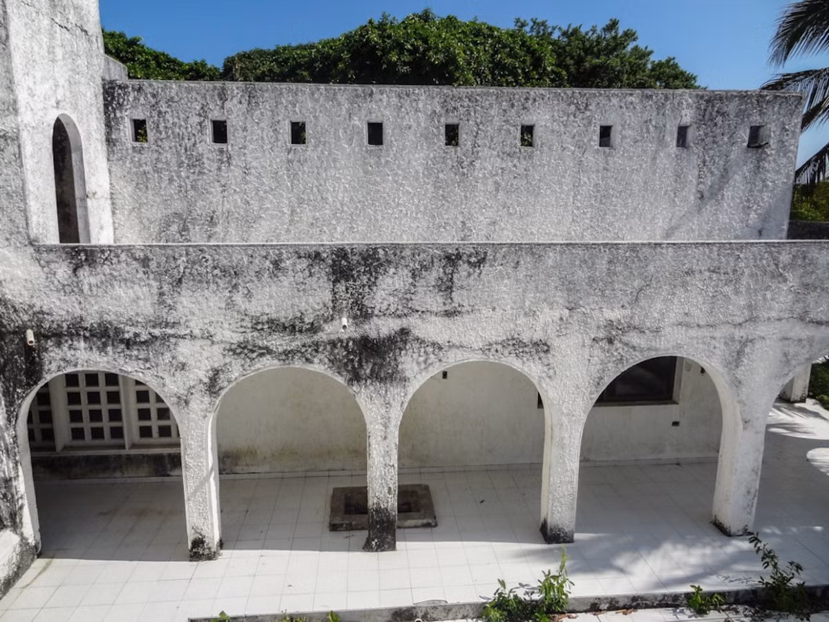 Dinh thự gồm nhiều phòng nghỉ, một hồ bơi lớn và một chỗ cho trực thăng hạ cánh.