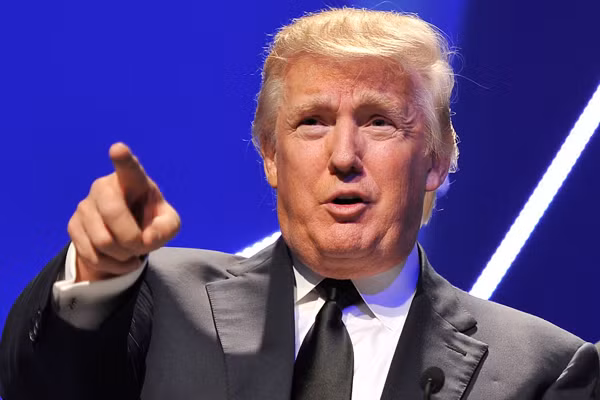 Ngày 25/8 vừa qua, ông Donald Trump đã gây sốc khi đuổi phóng viên của một kênh truyền hình tiếng Tây Ban Nha hàng đầu tại Mỹ Univision ra khỏi phòng họp báo vì đã đặt câu hỏi khi chưa được mời. Sau sự việc, vị tỷ phú bào chữa cho hành động của mình rằng đó là lỗi của Univision bởi kênh truyền hình này đã hủy phát sóng chương trình cuộc thi Hoa hậu Mỹ của ông.