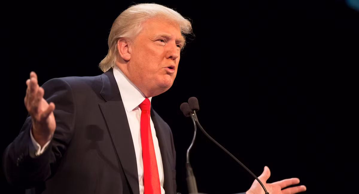 Tỷ phú Donald Trump đã nổi như cồn kể từ hồi tháng 6, sau khi đốt nóng dư luận bằng tranh luận về chính sách nhập cư, cho rằng những người nhập cư từ Mexico đang mang thuốc phiện và tội ác đến nước Mỹ. Phát biểu này đã gây nên một làn sóng chỉ trích và phản đối.