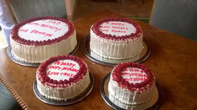 Bốn chiếc bánh sinh nhật của các con Beckham là Brooklyn (16 tuổi), Romeo (12 tuổi), Cruz (10 tuổi) và cô con gái út Harper (3 tuổi).