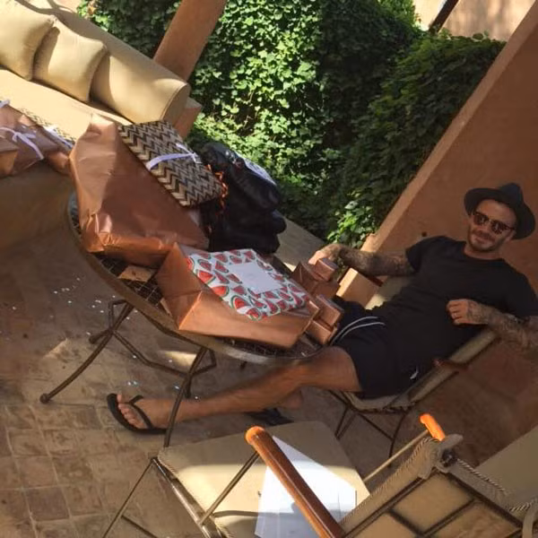 Beckham háo hức với những món quà sinh nhật từ người thân và bạn bè.