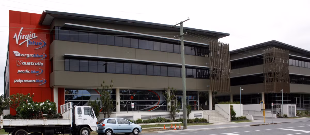 Tập đoàn Virgin của Branson gồm hơn 400 công ty con và gần 50.000 nhân viên, doanh thu lên tới hàng tỷ USD mỗi năm.