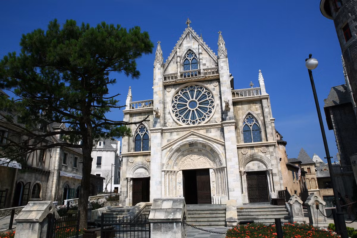 Lang ngam kien truc Gothic tren dinh Ba Na-Hinh-2