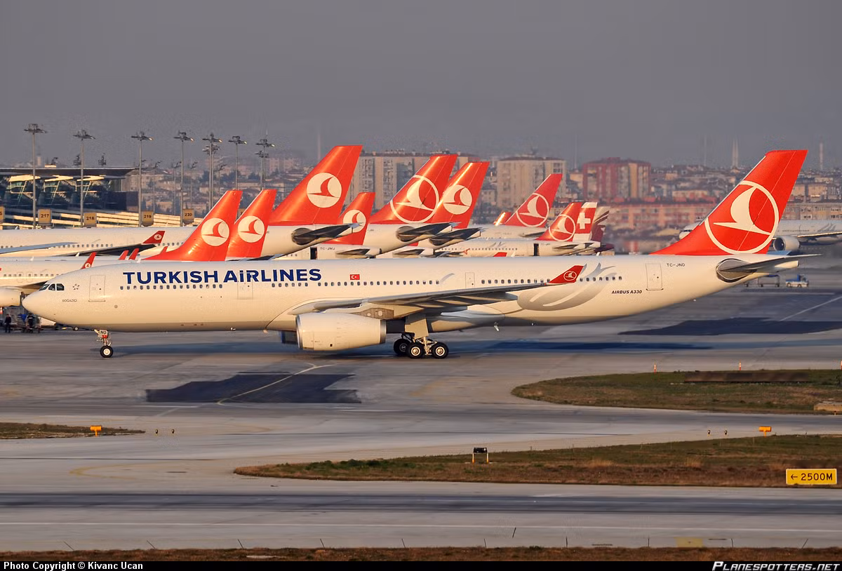 Máy bay A330 chính thức đưa vào sử dụng năm 1992 và nhanh chóng trở thành dòng máy bay dân dụng phổ biến nhất thế giới. Airbus A330 ra đời nhằm cạnh tranh mạnh mẽ với dòng 767 của Boeing.