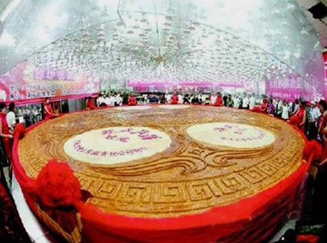 Chiếc bánh trung thu lớn nhất: Chiếc bánh khổng lồ này được thực hiện ở Thẩm Dương, tỉnh Liêu Ninh (Trung Quốc) vào năm 2007. Chiếc bánh có đường kính là 8,15 m, dày 20 cm và có trọng lượng 12,98 tấn. Chiếc bánh được làm từ 12 tấn bột và có 10 giờ nướng trong lò nướng.
