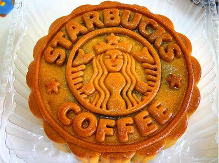 Những chiếc bánh được bán bởi một cửa hàng lớn: Hãng Starbucks được coi là một trong số các cửa hàng lớn làm bánh trung thu ngon nhất.