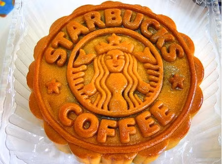 Những chiếc bánh được bán bởi một cửa hàng lớn: Hãng Starbucks được coi là một trong số các cửa hàng lớn làm bánh trung thu ngon nhất.