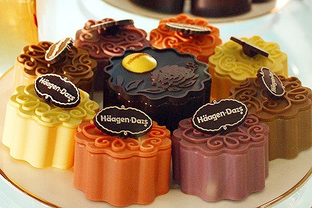 Bánh trung thu "giả": Hệ thống nhà hàng kem café Häagen-Dazs của Mỹ đã tạo ra một loại bánh trung thu "giả" nhưng cũng có hương vị khá ngon: Nó được làm bằng sô cô la và kem.
