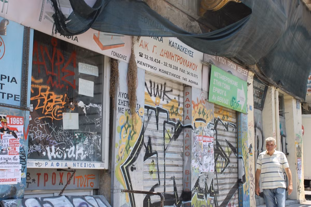 Rất nhiều cửa hàng đã đóng cửa, trong đó một số tiệm có vẻ đã đóng cửa trong một thời gian dài. Ngày 30/6, Quỹ Tiền tệ quốc tế (IMF) khẳng định Hy Lạp đã vỡ nỡ do không thể trả khoản nợ 1,5 tỷ Euro theo đúng kỳ hạn vay của nước này.