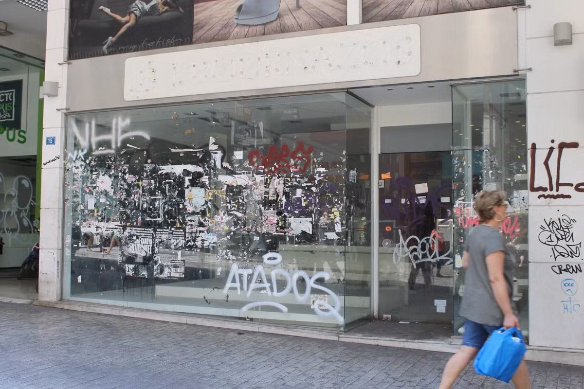 Các cửa kính bên ngoài cửa hàng bị vẽ bậy chằng chịt.