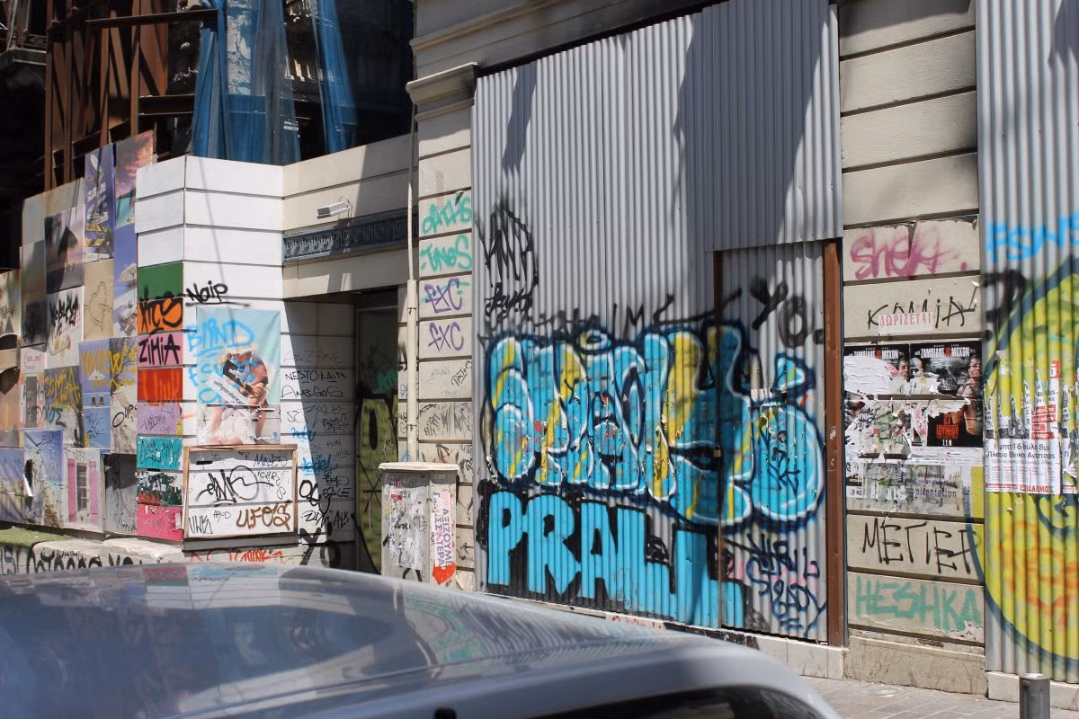 Việc các ngân hàng đóng cửa và ATM hết tiền khiến người dân không còn quan tâm tới việc mua sắm nữa. Điều này dẫn đến một loạt cửa hàng trên phố Athens buộc phải đóng cửa vì không có người mua.