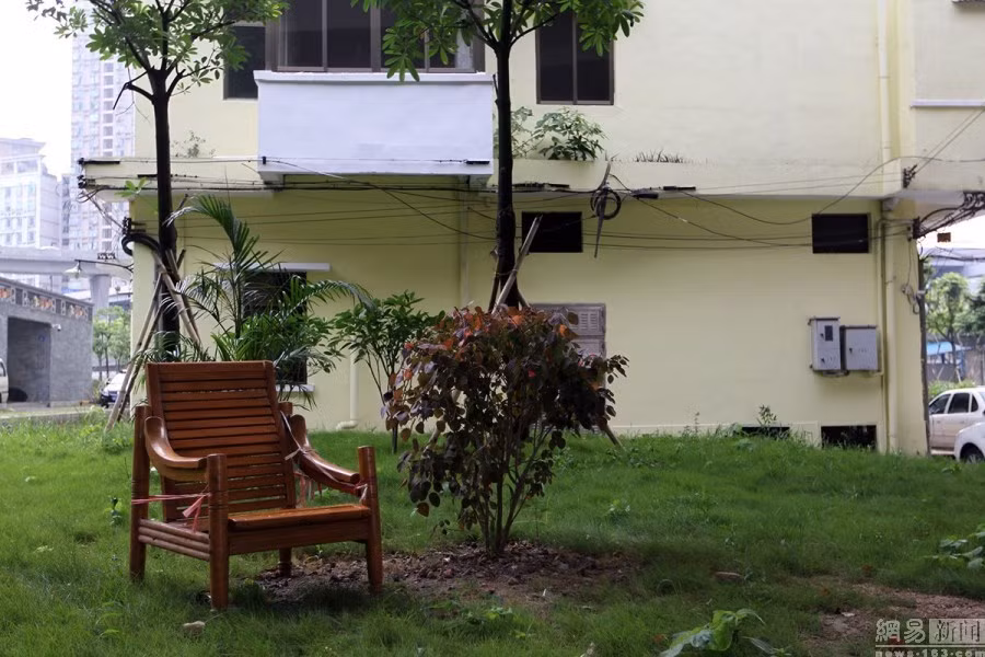 Từ tòa nhà chung cư tới siêu thị gần nhất đi bộ mất 10 phút.