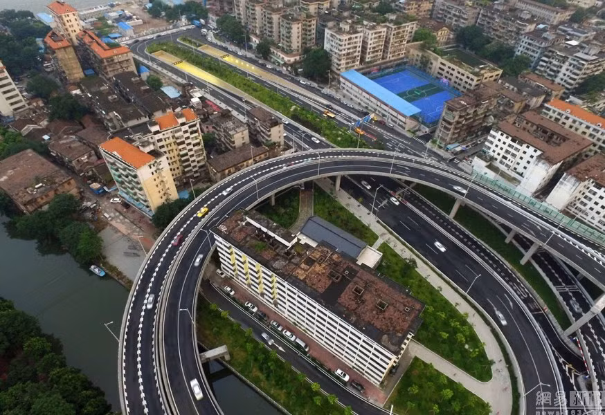 Tuy nhiên cho đến 5 năm sau, hai hộ gia đình sở hữu hai căn hộ rộng 30m2 nằm ở tầng một vẫn không đồng ý và nhất quyết không rời đi.