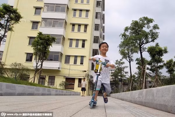 Một trong những người dân ở lại tòa chung cư cho biết, con đường đã xây dựng 8 năm nay nhưng việc giải tỏa vẫn chưa đến thống nhất. Cho đến bây giờ, con đường đã hoàn thành nhưng gia đình lại không biết phải tìm ai giải quyết. Ông dự định tiếp tục ở lại cho tới khi có người đứng ra giải quyết sao cho hợp lý nhất.