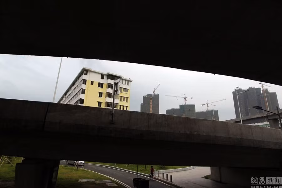 Người dân vẫn di chuyển bằng lối đi bên dưới con đường cao tốc.