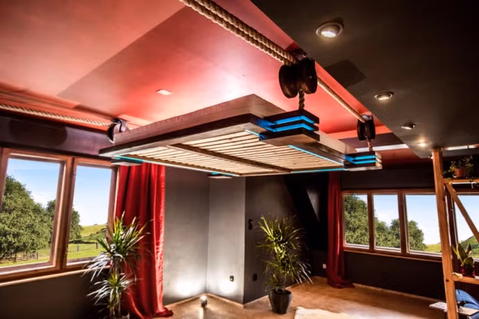 Khi giường được nâng lên sát với trần nhà, bạn có một không gian rộng rãi để sinh hoạt.