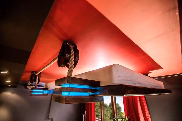 Kiểu giường treo với tính năng nâng lên hạ xuống tiện lợi này được thiết kế bởi Wiktor Jażwiec - một nhà thiết kế trẻ đến từ Ba Lan.