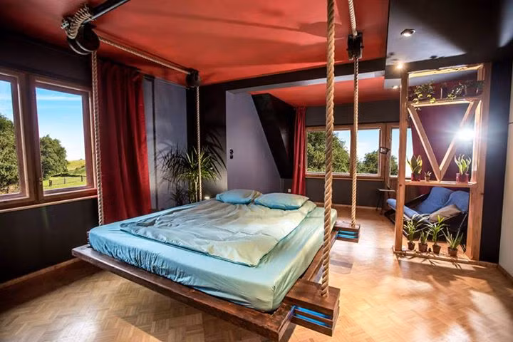 Chiếc giường được nâng lên hạ xuống bằng một hệ thống ròng rọc để tối đa hóa không gian sinh hoạt trong phòng.