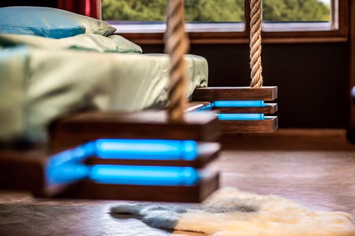 Chiếc giường có hệ thống ánh sáng lắp bên trong các khe gỗ khiến nó phát sáng lộng lẫy.