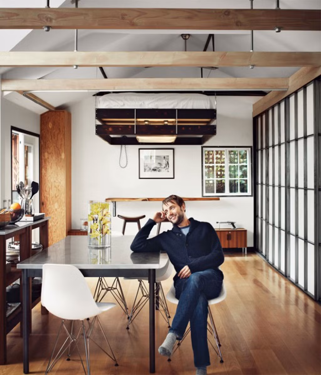 Chiếc giường cũng sử dụng một hệ thống ròng rọc nâng lên hạ xuống.