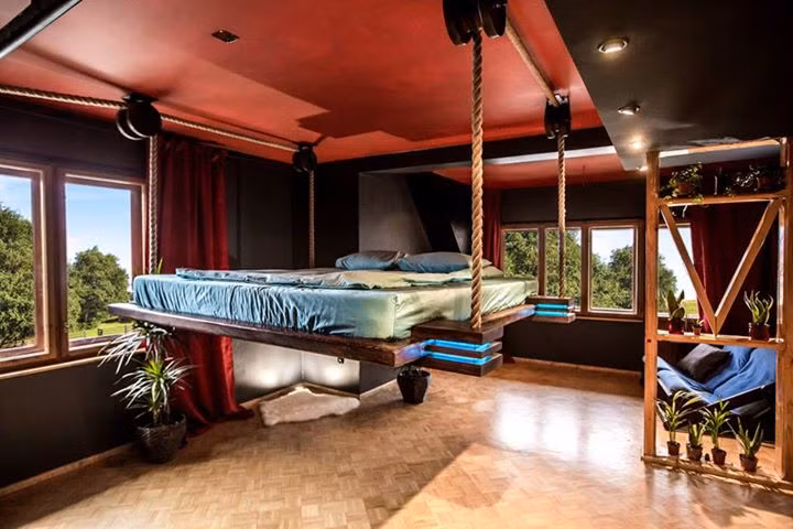 Chiếc giường được điều chỉnh tự động lên/xuống ở độ cao hay thấp tùy theo ý muốn của chủ nhân.