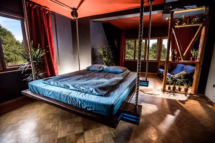 Mỗi khi đến giờ đi ngủ, chiếc giường treo được hạ xuống thành một chỗ nghỉ ngơi êm ái.