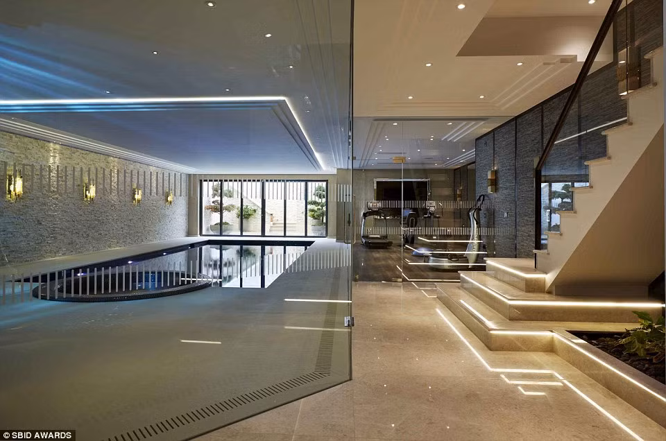 Những ngôi nhà có thiết kế nội thất phong cách nhất này được chọn ra từ hàng ngàn công trình gửi từ 41 quốc gia bao gồm Hàn Quốc, Ai Cập, Qatar, Scandinavia, Canada, Đài Loan, Nga, New Zealand... Trong hình là một ngôi nhà ấn tượng ở London, Anh.