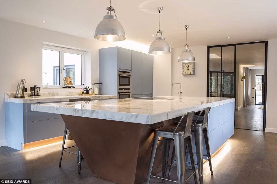 Căn bếp trong một biệt thự ở Anh được lát đá cẩm thạch sang trọng.