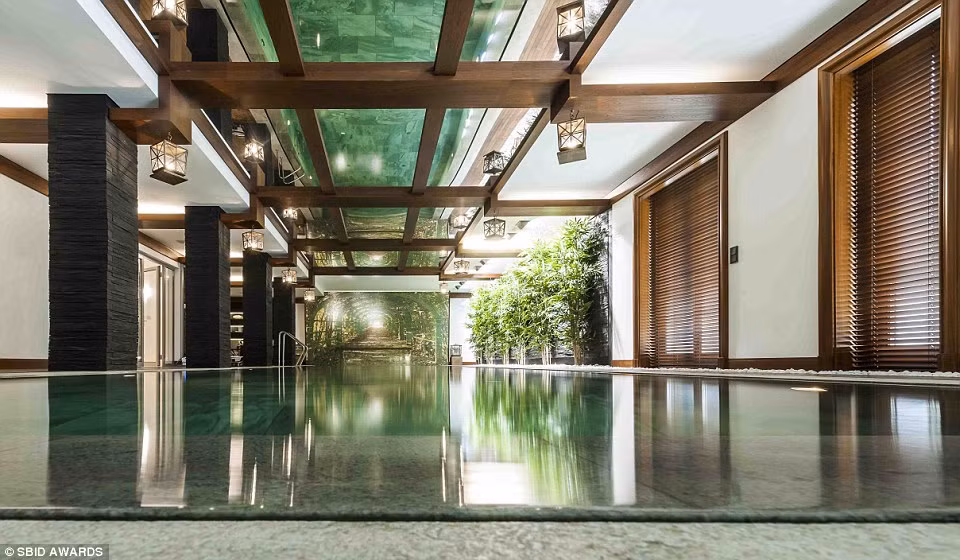 Bể bơi ở căn nhà Berlin House ở Berlin, Đức, gây ấn tượng bởi thiết kế vô cùng bắt mắt.