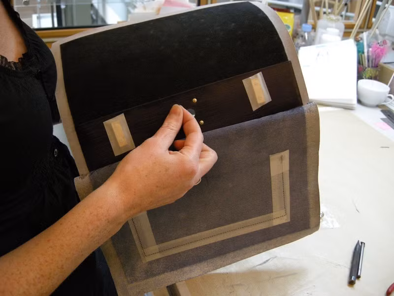 Nội thất của chiếc túi da đà điểu này là da dê.