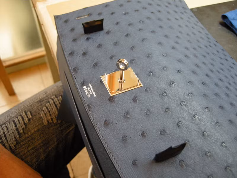 Các phần cứng của túi Hermes thường không bị xỉn màu vì nó thường được mạ vàng hoặc mạ kim loại quý khác.