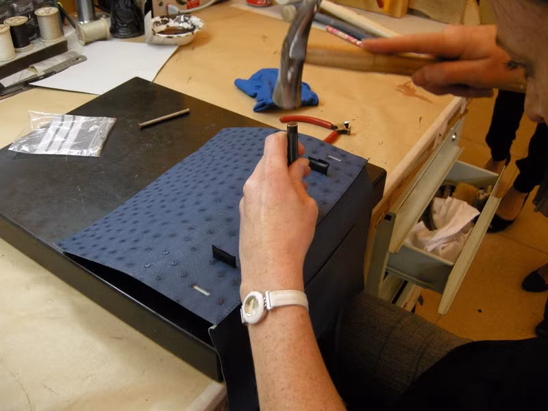 Kỹ thuật làm khóa móc cho chiếc túi xách đòi hỏi rất nhiều về độ chính xác và kiên nhẫn.