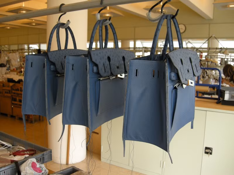 Chiếc túi xách hàng hiệu sau khi được may xong hoàn chỉnh cũng chưa thể xuất xưởng ngay lập tức mà phải trải qua công đoạn kiểm tra. Với một số thương hiệu danh tiếng, các chiếc túi sẽ phải chịu được khoảng 3 ngày ở nhiệt độ 60 độ C và độ ẩm 95%. Thậm chí, có những thợ bậc thầy ngồi đếm số đường kim khâu trên mỗi chiếc túi, nếu thừa hay thiếu dù chỉ một mũi - chiếc túi sẽ bị đem đi hủy và yêu cầu làm lại.