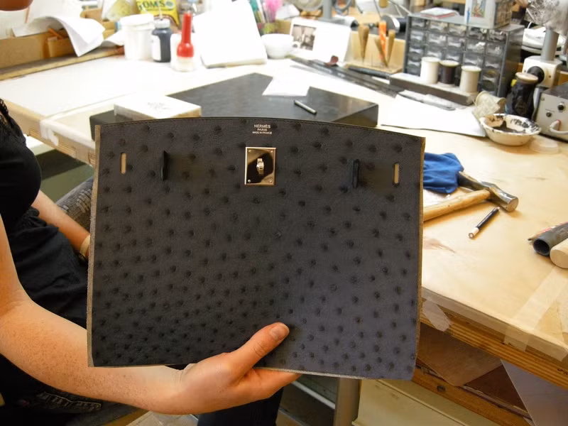 Thậm chí, nếu khách hàng yêu cầu riêng, hãng sẽ lắp móc khóa bọc da, hoặc gắn nạm kim cương.