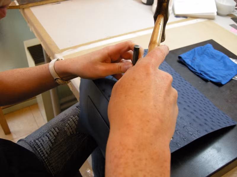 Các công đoạn đều yêu cầu người thợ làm một cách tỉ mỉ và chăm chút. "Nếu tôi làm công đoạn này một cách nhanh chóng thì chiếc túi sẽ không lâu bền được", người thợ lành nghề chia sẻ.