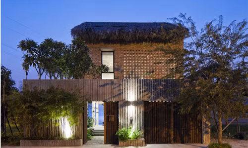 Ngôi nhà có tường rào cao nhằm nâng cao tính an ninh, ngăn chặn ánh sáng mặt trời trực tiếp chiếu vào.
