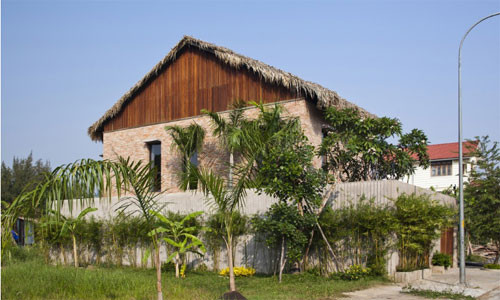 Cảnh quan xung quanh và bên trong nhà được kết hợp hết sức hài hòa và thân thiện với thiên nhiên. Những hàng cây xanh, cây trúc mọc ven tường và cây dây leo trên tường tạo cảm giác xanh tươi, dịu mát cho ngôi nhà. Mái nhà cũng được lợp bằng lá cọ giúp giảm bớt nắng nóng.