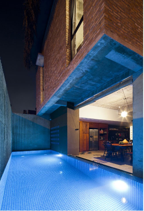 Đồng thời, nước từ hồ bơi hiện đại giúp làm mát không khí trong nhà.